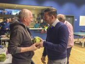 Ook Peter wint een doosje lekkers, net als Ben voor zijn zesde plaats