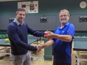 Een doosje snoep voor de derde plaats, cadeau gedaan aan Ben voor zijn woonzorg